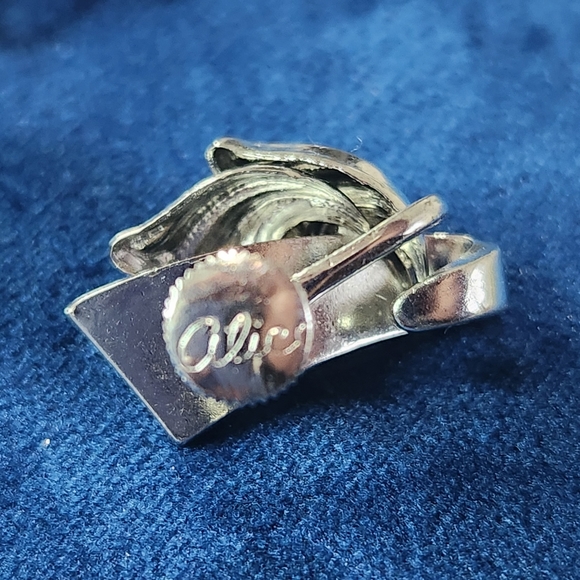 Alice Vintage 60s Filigree Silver Ribbon Screw Back Earrings - Picture 7 of 8